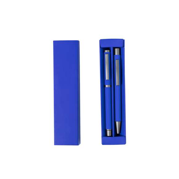 Elegante set de bolígrafo y roller. Bolígrafo de mecanismo pulsador y roller con capucha, ambos con clip metálico, carga jumbo y de tinta azul. Cuerpo en variados colores sólidos acabado goma y detalles metálicos en gris oscuro. Presentados en una caja de variados colores a juego con compartimentos interioriores separados.