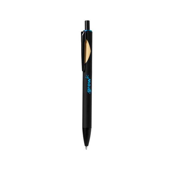 Bolígrafo de mecanismo pulsador con cuerpo de acabado sólido en color negro y detalle superior en variada gama de colores. Clip metálico en color negro con detalle en bambú. Especialmente diseñado para marcaje en láser y con un recubrimiento exterior especial para que tu publicidad quede perfectamente grabada y a juego. En tinta azul. Presentado en bolsa individual reciclada.Materiales como el bambú fomentan la utilización de materias primas naturales, reduciendo las emisiones contaminantes. Proviene de una planta de gran resistencia y versatilidad, con crecimiento y regeneración rápidos, siendo una excelente alternativa al uso de madera tradicional.