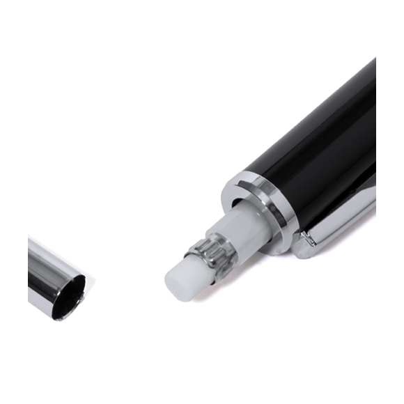 Elegante portaminas hecho en resistente ABS. Cuerpo en color negro y empuñadura a juego de tacto liso, con elementos cromados como botón, clip, punta y anilla central.Con goma y minas incluidas de 0,7 mm.