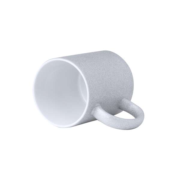 Taza de cerámica con 350 ml de capacidad. Original cobertura efecto purpurina y especialmente diseñada para marcaje en sublimación. Disponible en plata y presentada en caja individual kraft.