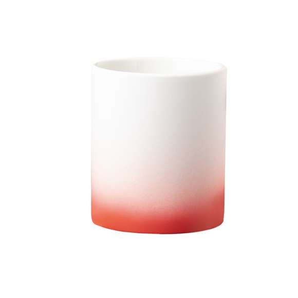 Taza de cerámica con 350 ml de capacidad y acabado mate. Especialmente diseñada para marcaje en sublimación. Disponible en diversos y llamativos colores degradados a blanco. Presentada en caja individual kraft.