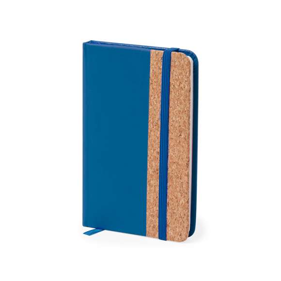 Bloc de notas con tapas rígidas elaboradas con suave corcho. Incluye 80 hojas lisas con elástico de sujeción y marcapáginas de tela a juego. Disponible en amplia gama de colores, con tacto exterior en combinación de corcho natural y polipiel. Presentado en bolsa individual. Elaborado con elementos vegetales para así fomentar la utilización de materias primas naturales y reducir las emisiones contaminantes.