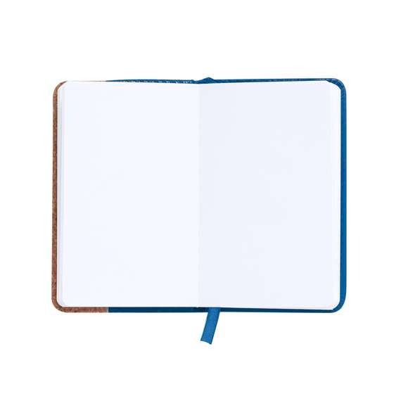 Bloc de notas con tapas rígidas elaboradas con suave corcho. Incluye 80 hojas lisas con elástico de sujeción y marcapáginas de tela a juego. Disponible en amplia gama de colores, con tacto exterior en combinación de corcho natural y polipiel. Presentado en bolsa individual. Elaborado con elementos vegetales para así fomentar la utilización de materias primas naturales y reducir las emisiones contaminantes.