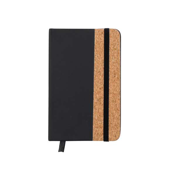Bloc de notas con tapas rígidas elaboradas con suave corcho. Incluye 80 hojas lisas con elástico de sujeción y marcapáginas de tela a juego. Disponible en amplia gama de colores, con tacto exterior en combinación de corcho natural y polipiel. Presentado en bolsa individual. Elaborado con elementos vegetales para así fomentar la utilización de materias primas naturales y reducir las emisiones contaminantes.