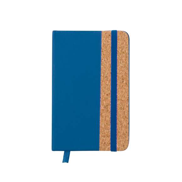 Bloc de notas con tapas rígidas elaboradas con suave corcho. Incluye 80 hojas lisas con elástico de sujeción y marcapáginas de tela a juego. Disponible en amplia gama de colores, con tacto exterior en combinación de corcho natural y polipiel. Presentado en bolsa individual. Elaborado con elementos vegetales para así fomentar la utilización de materias primas naturales y reducir las emisiones contaminantes.
