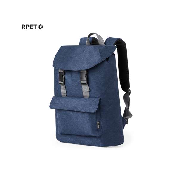 Mochila fabricada en resistente 600D RPET. El bolsillo principal se cierra con cordón y cuenta con una solapa con doble cierre, mientras que el bolsillo frontal tiene una solapa con cierre de velcro. Las cintas para los hombros son acolchadas y ajustables. Está disponible en varios colores y se presenta de manera individual en una bolsa reciclada. Logotipo RPET en etiqueta exterior.El material RPET se elabora a partir de plástico reciclado, para así fomentar la reutilización de residuos plásticos y ayudar a la sostenibilidad del planeta.