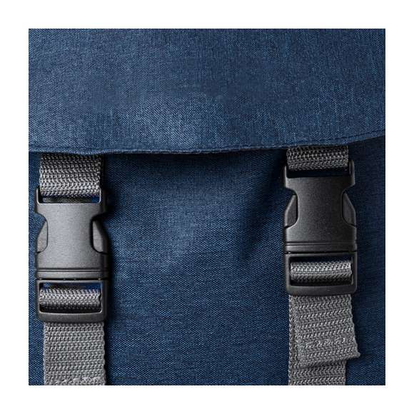 Mochila fabricada en resistente 600D RPET. El bolsillo principal se cierra con cordón y cuenta con una solapa con doble cierre, mientras que el bolsillo frontal tiene una solapa con cierre de velcro. Las cintas para los hombros son acolchadas y ajustables. Está disponible en varios colores y se presenta de manera individual en una bolsa reciclada. Logotipo RPET en etiqueta exterior.El material RPET se elabora a partir de plástico reciclado, para así fomentar la reutilización de residuos plásticos y ayudar a la sostenibilidad del planeta.
