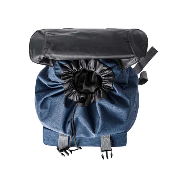 Mochila fabricada en resistente 600D RPET. El bolsillo principal se cierra con cordón y cuenta con una solapa con doble cierre, mientras que el bolsillo frontal tiene una solapa con cierre de velcro. Las cintas para los hombros son acolchadas y ajustables. Está disponible en varios colores y se presenta de manera individual en una bolsa reciclada. Logotipo RPET en etiqueta exterior.El material RPET se elabora a partir de plástico reciclado, para así fomentar la reutilización de residuos plásticos y ayudar a la sostenibilidad del planeta.