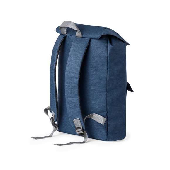 Mochila fabricada en resistente 600D RPET. El bolsillo principal se cierra con cordón y cuenta con una solapa con doble cierre, mientras que el bolsillo frontal tiene una solapa con cierre de velcro. Las cintas para los hombros son acolchadas y ajustables. Está disponible en varios colores y se presenta de manera individual en una bolsa reciclada. Logotipo RPET en etiqueta exterior.El material RPET se elabora a partir de plástico reciclado, para así fomentar la reutilización de residuos plásticos y ayudar a la sostenibilidad del planeta.