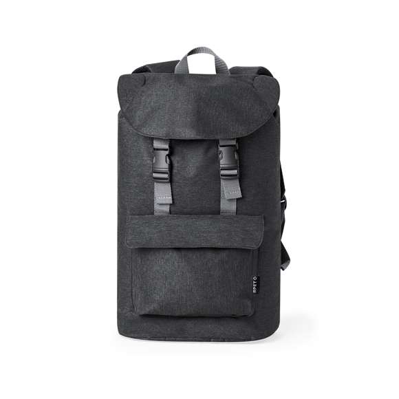 Mochila fabricada en resistente 600D RPET. El bolsillo principal se cierra con cordón y cuenta con una solapa con doble cierre, mientras que el bolsillo frontal tiene una solapa con cierre de velcro. Las cintas para los hombros son acolchadas y ajustables. Está disponible en varios colores y se presenta de manera individual en una bolsa reciclada. Logotipo RPET en etiqueta exterior.El material RPET se elabora a partir de plástico reciclado, para así fomentar la reutilización de residuos plásticos y ayudar a la sostenibilidad del planeta.