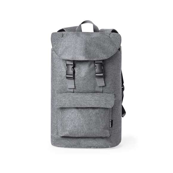 Mochila fabricada en resistente 600D RPET. El bolsillo principal se cierra con cordón y cuenta con una solapa con doble cierre, mientras que el bolsillo frontal tiene una solapa con cierre de velcro. Las cintas para los hombros son acolchadas y ajustables. Está disponible en varios colores y se presenta de manera individual en una bolsa reciclada. Logotipo RPET en etiqueta exterior.El material RPET se elabora a partir de plástico reciclado, para así fomentar la reutilización de residuos plásticos y ayudar a la sostenibilidad del planeta.
