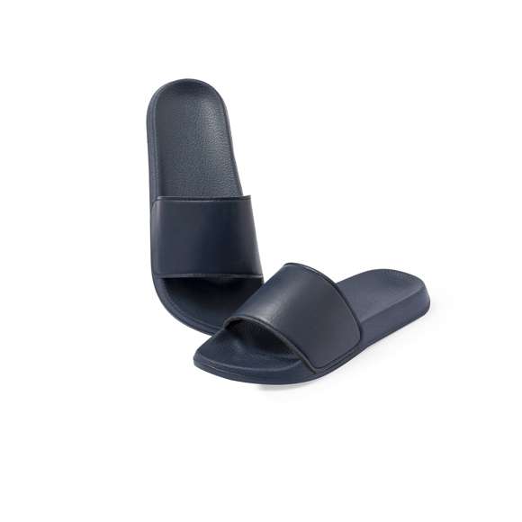 Par de chanclas fabricadas en EVA y PU. Suela hecha de resistente EVA para una alta durabilidad y tira de empeine ergonómica fabricada en PVC a juego. Disponibles en una variada gama de colores vibrantes adaptándose a cualquier estilo. Tallas 36-37, 38-39, 40-41, 42-43 y 44-45. Cada par presentado en bolsa reciclada.