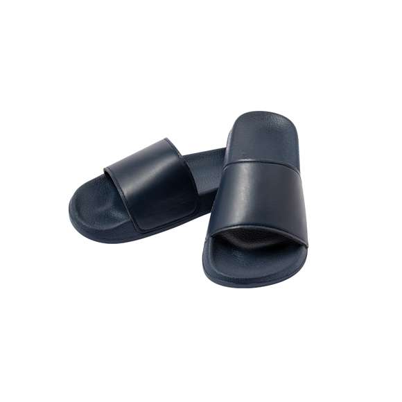 Par de chanclas fabricadas en EVA y PU. Suela hecha de resistente EVA para una alta durabilidad y tira de empeine ergonómica fabricada en PVC a juego. Disponibles en una variada gama de colores vibrantes adaptándose a cualquier estilo. Tallas 36-37, 38-39, 40-41, 42-43 y 44-45. Cada par presentado en bolsa reciclada.