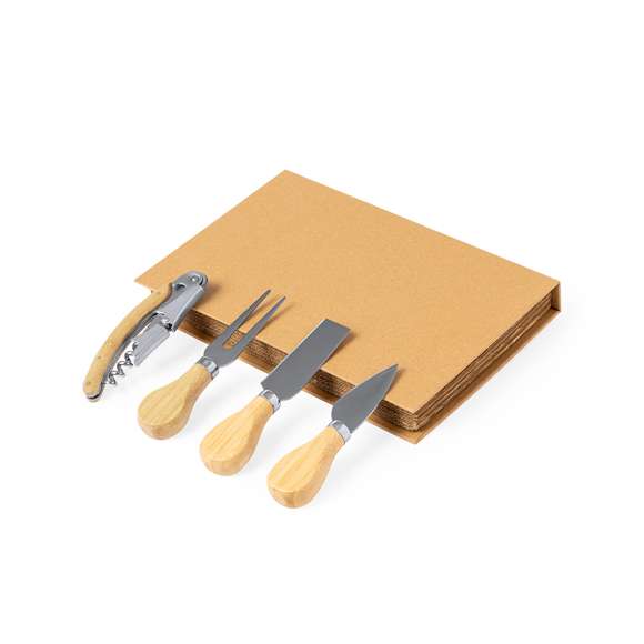 Set de quesos y vino con accesorios fabricados en resistente acero inox, con mango en bambú. Accesorios presentados en un original estuche de cartón corrugado, con interior troquelado para cada uno. Incluye utensilios para quesos duros, blandos y troceados; y un abridor de dos tiempos con cuchilla cortacápsulas.Materiales como el bambú fomentan la utilización de materias primas naturales, reduciendo las emisiones contaminantes. Proviene de una planta de gran resistencia y versatilidad, con crecimiento y regeneración rápidos, siendo una excelente alternativa al uso de madera tradicional.