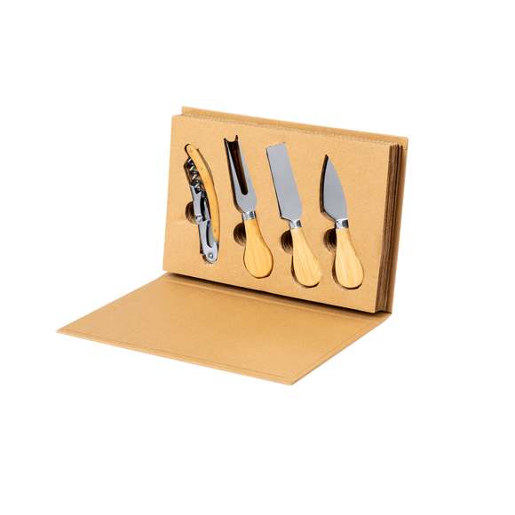 Set de quesos y vino con accesorios fabricados en resistente acero inox, con mango en bambú. Accesorios presentados en un original estuche de cartón corrugado, con interior troquelado para cada uno. Incluye utensilios para quesos duros, blandos y troceados; y un abridor de dos tiempos con cuchilla cortacápsulas.Materiales como el bambú fomentan la utilización de materias primas naturales, reduciendo las emisiones contaminantes. Proviene de una planta de gran resistencia y versatilidad, con crecimiento y regeneración rápidos, siendo una excelente alternativa al uso de madera tradicional.