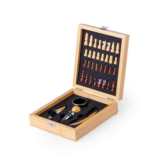Original set de vinos ajedrez -piezas incluidas- acabado en bambú natural. Con cierre de seguridad y accesorios de acero inox y bambú. Incluye sacacorchos con cortacápsulas y abridor; tapón, decantador y recogegotas. Presentado en estuche individual con interior en suave espuma troquelada.Materiales como el bambú fomentan la utilización de materias primas naturales, reduciendo las emisiones contaminantes. Proviene de una planta de gran resistencia y versatilidad, con crecimiento y regeneración rápidos, siendo una excelente alternativa al uso de madera tradicional.