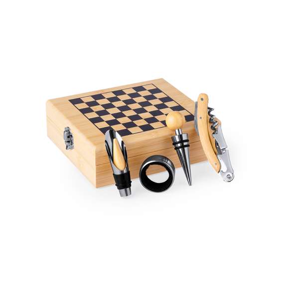 Original set de vinos ajedrez -piezas incluidas- acabado en bambú natural. Con cierre de seguridad y accesorios de acero inox y bambú. Incluye sacacorchos con cortacápsulas y abridor; tapón, decantador y recogegotas. Presentado en estuche individual con interior en suave espuma troquelada.Materiales como el bambú fomentan la utilización de materias primas naturales, reduciendo las emisiones contaminantes. Proviene de una planta de gran resistencia y versatilidad, con crecimiento y regeneración rápidos, siendo una excelente alternativa al uso de madera tradicional.