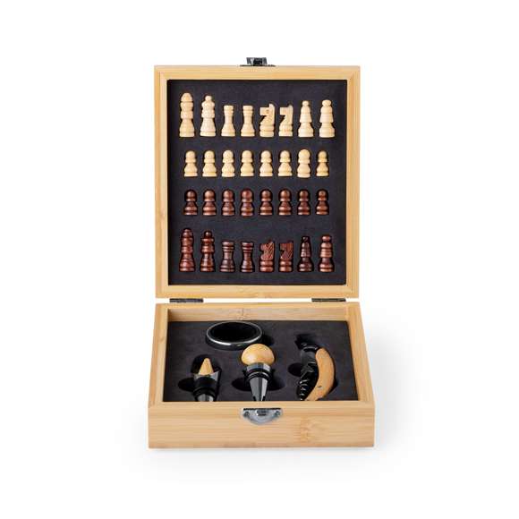 Original set de vinos ajedrez -piezas incluidas- acabado en bambú natural. Con cierre de seguridad y accesorios de acero inox y bambú. Incluye sacacorchos con cortacápsulas y abridor; tapón, decantador y recogegotas. Presentado en estuche individual con interior en suave espuma troquelada.Materiales como el bambú fomentan la utilización de materias primas naturales, reduciendo las emisiones contaminantes. Proviene de una planta de gran resistencia y versatilidad, con crecimiento y regeneración rápidos, siendo una excelente alternativa al uso de madera tradicional.