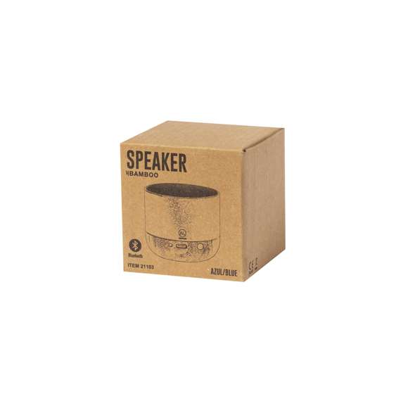 Altavoz eco fabricado en combinación de carcasa de Aluminio Reciclado y base de bambú. Con conexión Bluetooth y 3W de potencia. Batería de litio de 300mAh y logotipo Aluminio Reciclado. Presentado en caja individual de diseño kraft, con manual de instrucciones disponible en español e inglés.El Aluminio Reciclado es un material con posibilidades de reciclaje casi infinitas, sin perder sus propiedades originales y consumiendo menos energía en este proceso.Certificación GRS (Global Recycled Standard / Estándar de Reciclaje Global), que garantiza el origen reciclado del material usado para fabricar el producto.