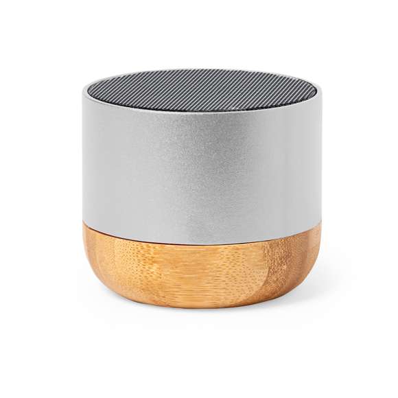 Altavoz eco fabricado en combinación de carcasa de Aluminio Reciclado y base de bambú. Con conexión Bluetooth y 3W de potencia. Batería de litio de 300mAh y logotipo Aluminio Reciclado. Presentado en caja individual de diseño kraft, con manual de instrucciones disponible en español e inglés.El Aluminio Reciclado es un material con posibilidades de reciclaje casi infinitas, sin perder sus propiedades originales y consumiendo menos energía en este proceso.Certificación GRS (Global Recycled Standard / Estándar de Reciclaje Global), que garantiza el origen reciclado del material usado para fabricar el producto.