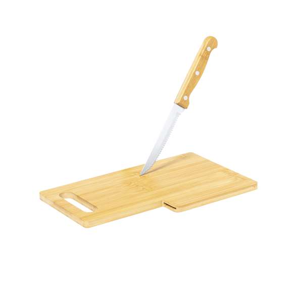 Tabla de cocina fabricada en bambú, acompañada de un cuchillo de sierra. Cuenta con una asa troquelada para un fácil manejo y un compartimento para guardar el cuchillo en la tabla. Cuchillo hecho con mango en bambú y hoja de acero inox. Presentado en caja de diseño kraft.Materiales como el bambú fomentan la utilización de materias primas naturales, reduciendo las emisiones contaminantes. Proviene de una planta de gran resistencia y versatilidad, con crecimiento y regeneración rápidos, siendo una excelente alternativa al uso de madera tradicional.