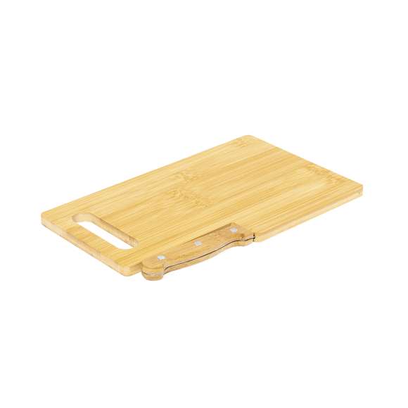Tabla de cocina fabricada en bambú, acompañada de un cuchillo de sierra. Cuenta con una asa troquelada para un fácil manejo y un compartimento para guardar el cuchillo en la tabla. Cuchillo hecho con mango en bambú y hoja de acero inox. Presentado en caja de diseño kraft.Materiales como el bambú fomentan la utilización de materias primas naturales, reduciendo las emisiones contaminantes. Proviene de una planta de gran resistencia y versatilidad, con crecimiento y regeneración rápidos, siendo una excelente alternativa al uso de madera tradicional.