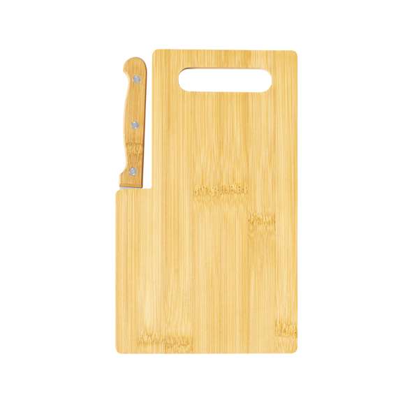 Tabla de cocina fabricada en bambú, acompañada de un cuchillo de sierra. Cuenta con una asa troquelada para un fácil manejo y un compartimento para guardar el cuchillo en la tabla. Cuchillo hecho con mango en bambú y hoja de acero inox. Presentado en caja de diseño kraft.Materiales como el bambú fomentan la utilización de materias primas naturales, reduciendo las emisiones contaminantes. Proviene de una planta de gran resistencia y versatilidad, con crecimiento y regeneración rápidos, siendo una excelente alternativa al uso de madera tradicional.