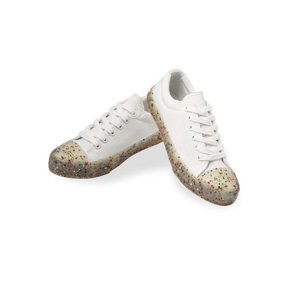 Distinguidas zapatillas confeccionadas en canvas y TPR transparente. Fusión de moda y confort, estas zapatillas ofrecen un estilo contemporáneo con detalles en color que destacan en la suela. Fabricadas en canvas de alta calidad, brindan transpirabilidad y durabilidad, con cordones para un ajuste perfecto. La suela de TPR transparente agrega un toque moderno y ligero. Disponibles en tallas que van desde la 36 hasta la 46. Ya sea para un look casual o urbano aportan estilo y comodidad.