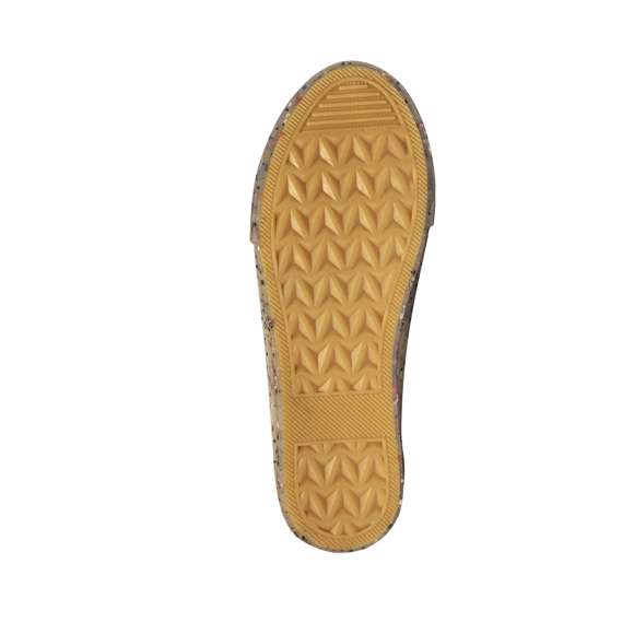 Distinguidas zapatillas confeccionadas en canvas y TPR transparente. Fusión de moda y confort, estas zapatillas ofrecen un estilo contemporáneo con detalles en color que destacan en la suela. Fabricadas en canvas de alta calidad, brindan transpirabilidad y durabilidad, con cordones para un ajuste perfecto. La suela de TPR transparente agrega un toque moderno y ligero. Disponibles en tallas que van desde la 36 hasta la 46. Ya sea para un look casual o urbano aportan estilo y comodidad.