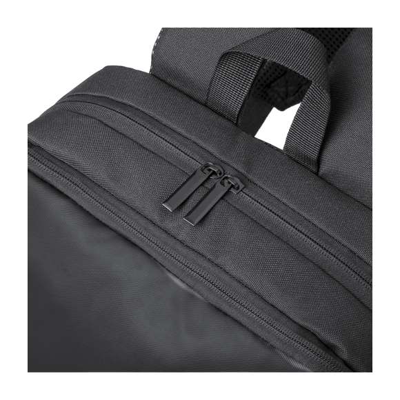 Mochila confeccionada en elegante polipiel. De diseño urbano que incluye un bolsillo central acolchado con doble cierre para tablet de hasta 10 pulgadas y portátil de hasta 15 pulgadas, así como un bolsillo segundario. Además, tiene un bolsillo frontal con cremallera y solapa protectora. Las cintas de hombros y la espalda son acolchadas, ajustables y cuentan con una tela transpirable. Incorpora un accesorio para ajustarse al trolley y una cómoda asa en la parte superior. Presentada en una bolsa individual reciclada.