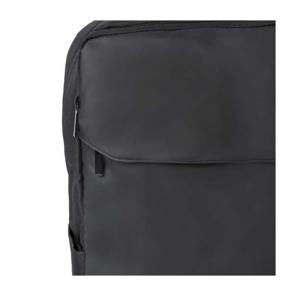 Mochila confeccionada en elegante polipiel. De diseño urbano que incluye un bolsillo central acolchado con doble cierre para tablet de hasta 10 pulgadas y portátil de hasta 15 pulgadas, así como un bolsillo segundario. Además, tiene un bolsillo frontal con cremallera y solapa protectora. Las cintas de hombros y la espalda son acolchadas, ajustables y cuentan con una tela transpirable. Incorpora un accesorio para ajustarse al trolley y una cómoda asa en la parte superior. Presentada en una bolsa individual reciclada.