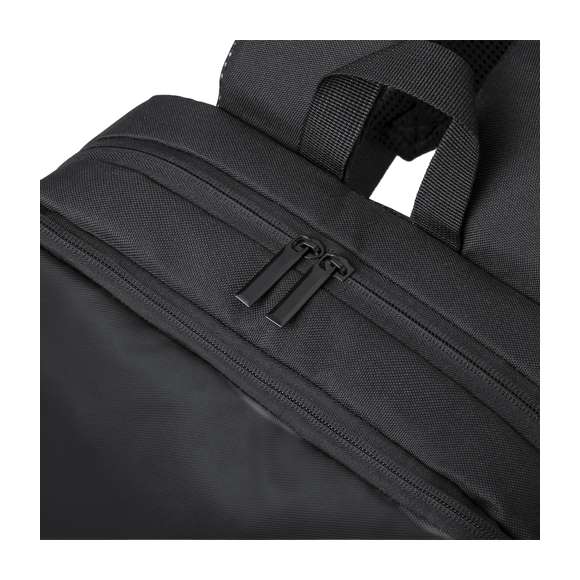 Mochila confeccionada en elegante polipiel De diseño urbano, que incorpora un bolsillo principal acolchado con doble cierre para tablet de hasta 10 pulgadas y portátil de hasta 15 pulgadas, así como un bolsillo segundario y un bolsillo frontal con cremallera. Las cintas de hombros y la espalda son acolchadas, ajustables y cuentan con una tela transpirable para disipar el calor. Además, incluye un accesorio para ajustarse al trolley y una práctica asa en la parte superior. Presentada en una bolsa individual reciclada.