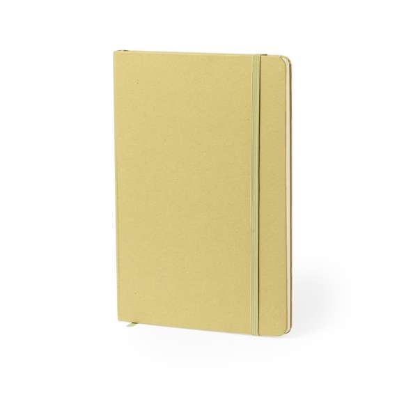Bloc de notas A5 con tapas duras elaborado a partir de frutas. Interior con 80 hojas de disposición a una raya, con marcapáginas y banda elástica a juego. Disponible en variados colores de acabado kraft. Incluye logotipo Papel de Fruta en contraportada. Presentado en una bolsa individual reciclada.Mediante la mezcla de residuos y desechos procedentes de la industria agroalimentaria, mezclados con otros materiales reciclados, se obtiene un papel 100% sostenible: el papel de frutas. Fomentando su uso se contribuye a la reutilización de materiales, y a un mayor compromiso medioambiental.