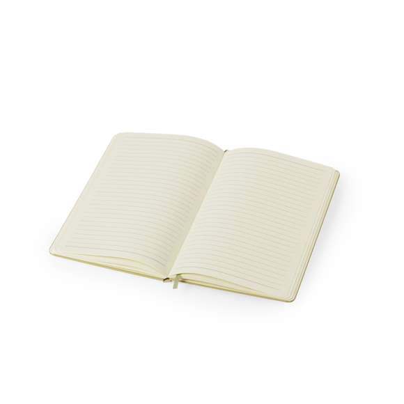 Bloc de notas A5 con tapas duras elaborado a partir de frutas. Interior con 80 hojas de disposición a una raya, con marcapáginas y banda elástica a juego. Disponible en variados colores de acabado kraft. Incluye logotipo Papel de Fruta en contraportada. Presentado en una bolsa individual reciclada.Mediante la mezcla de residuos y desechos procedentes de la industria agroalimentaria, mezclados con otros materiales reciclados, se obtiene un papel 100% sostenible: el papel de frutas. Fomentando su uso se contribuye a la reutilización de materiales, y a un mayor compromiso medioambiental.