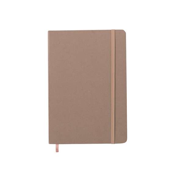 Bloc de notas A5 con tapas duras elaborado a partir de frutas. Interior con 80 hojas de disposición a una raya, con marcapáginas y banda elástica a juego. Disponible en variados colores de acabado kraft. Incluye logotipo Papel de Fruta en contraportada. Presentado en una bolsa individual reciclada.Mediante la mezcla de residuos y desechos procedentes de la industria agroalimentaria, mezclados con otros materiales reciclados, se obtiene un papel 100% sostenible: el papel de frutas. Fomentando su uso se contribuye a la reutilización de materiales, y a un mayor compromiso medioambiental.