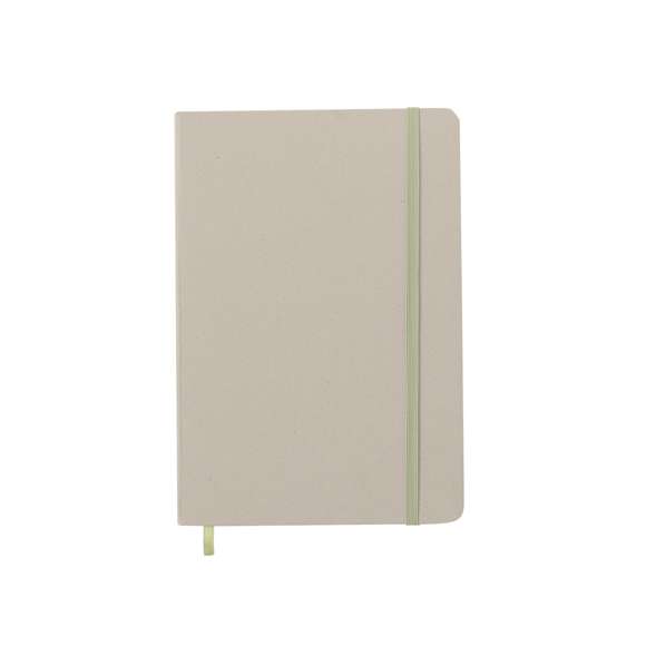 Bloc de notas A5 con tapas duras elaborado a partir de frutas. Interior con 80 hojas de disposición a una raya, con marcapáginas y banda elástica a juego. Disponible en variados colores de acabado kraft. Incluye logotipo Papel de Fruta en contraportada. Presentado en una bolsa individual reciclada.Mediante la mezcla de residuos y desechos procedentes de la industria agroalimentaria, mezclados con otros materiales reciclados, se obtiene un papel 100% sostenible: el papel de frutas. Fomentando su uso se contribuye a la reutilización de materiales, y a un mayor compromiso medioambiental.