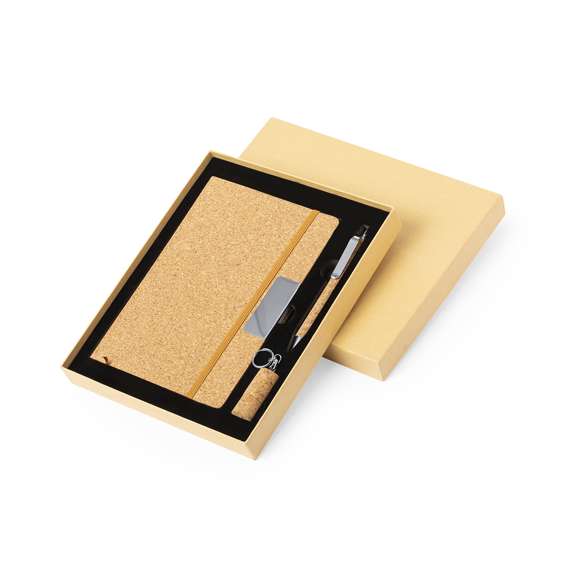 Set de bloc de notas y bolígrafo elaborado en corcho. Incluye:Bloc de notas de tapas rígidas, con detalle metálico en la portada, marcapáginas de tela y elástico de sujeción a juego. 80 hojas interiores con disposición a una raya. Bolígrafo con cuerpo recubierto en suave corcho. Elegante clip metálico y accesorios a juego, de mecanismo pulsador y en tinta azul. Llavero memoria USB de 16GB en forma de corcho de botella. Set presentado en elegante estuche de diseño en color kraft, con compartimento independiente para cada artículo.Elaborado con elementos vegetales para así fomentar la utilización de materias primas naturales y reducir las emisiones contaminantes.
