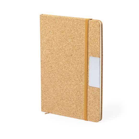 Set de bloc de notas y bolígrafo elaborado en corcho. Incluye:Bloc de notas de tapas rígidas, con detalle metálico en la portada, marcapáginas de tela y elástico de sujeción a juego. 80 hojas interiores con disposición a una raya. Bolígrafo con cuerpo recubierto en suave corcho. Elegante clip metálico y accesorios a juego, de mecanismo pulsador y en tinta azul. Llavero memoria USB de 16GB en forma de corcho de botella. Set presentado en elegante estuche de diseño en color kraft, con compartimento independiente para cada artículo.Elaborado con elementos vegetales para así fomentar la utilización de materias primas naturales y reducir las emisiones contaminantes.