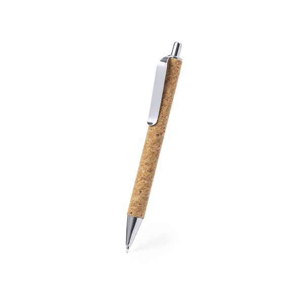 Set de bloc de notas y bolígrafo elaborado en corcho. Incluye:Bloc de notas de tapas rígidas, con detalle metálico en la portada, marcapáginas de tela y elástico de sujeción a juego. 80 hojas interiores con disposición a una raya. Bolígrafo con cuerpo recubierto en suave corcho. Elegante clip metálico y accesorios a juego, de mecanismo pulsador y en tinta azul. Llavero memoria USB de 16GB en forma de corcho de botella. Set presentado en elegante estuche de diseño en color kraft, con compartimento independiente para cada artículo.Elaborado con elementos vegetales para así fomentar la utilización de materias primas naturales y reducir las emisiones contaminantes.