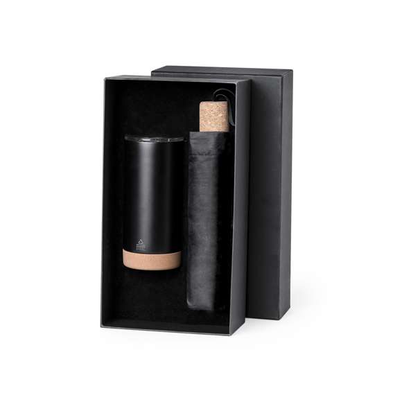 Elegante set premium que incluye: Vaso térmico de doble pared en Acero Inox Reciclado y 550 ml de capacidad, con elegante acabado negro mate. Base de corcho, con tapadera a presión y dosificador. Es ideal para tener en tu escritorio, mesa o en cualquier superficie donde disfrutar tranquilamente de tu bebida favorita. Paraguas plegable de color negro con 98cm de diámetro. En material pongee 190T RPET y mango de corcho. De apertura manual, con sistema anti viento y varillas en fibra de vidrio. Con etiqueta distintiva RPET. Set presentado en estuche individual de acabado mate, con troquelado interior para cada uno de los elementos del set. El material RPET se elabora a partir de plástico reciclado, para así fomentar la reutilización de residuos plásticos y ayudar a la sostenibilidad del planeta.