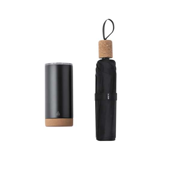Elegante set premium que incluye: Vaso térmico de doble pared en Acero Inox Reciclado y 550 ml de capacidad, con elegante acabado negro mate. Base de corcho, con tapadera a presión y dosificador. Es ideal para tener en tu escritorio, mesa o en cualquier superficie donde disfrutar tranquilamente de tu bebida favorita. Paraguas plegable de color negro con 98cm de diámetro. En material pongee 190T RPET y mango de corcho. De apertura manual, con sistema anti viento y varillas en fibra de vidrio. Con etiqueta distintiva RPET. Set presentado en estuche individual de acabado mate, con troquelado interior para cada uno de los elementos del set. El material RPET se elabora a partir de plástico reciclado, para así fomentar la reutilización de residuos plásticos y ayudar a la sostenibilidad del planeta.