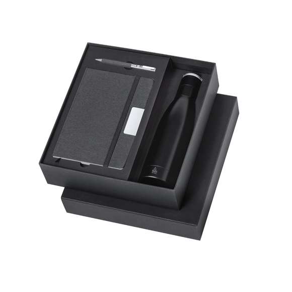 Elegante set premium que incluye: Termo de doble capa en Acero Inox Reciclado de acabado negro mate y de 500 ml de capacidad, con asa rígida de metal color plata mate. Con logotipo acero inox.Bloc de notas en RPET en elegante color negro, con detalle metálico especial para marcaje en láser. Incluye cierre elástico y marcapáginas de tela. Interior con 80 hojas de disposición a una raya. Con logotipo RPET.Bolígrafo en RPET de acabado negro mate, de mecanismo giratorio y tinta azul. Con clip y puntera en pulido metal. Set presentado en estuche individual de acabado mate, con troquelado interior para cada uno de los elementos del set.El material RPET se elabora a partir de plástico reciclado, para así fomentar la reutilización de residuos plásticos y ayudar a la sostenibilidad del planeta.