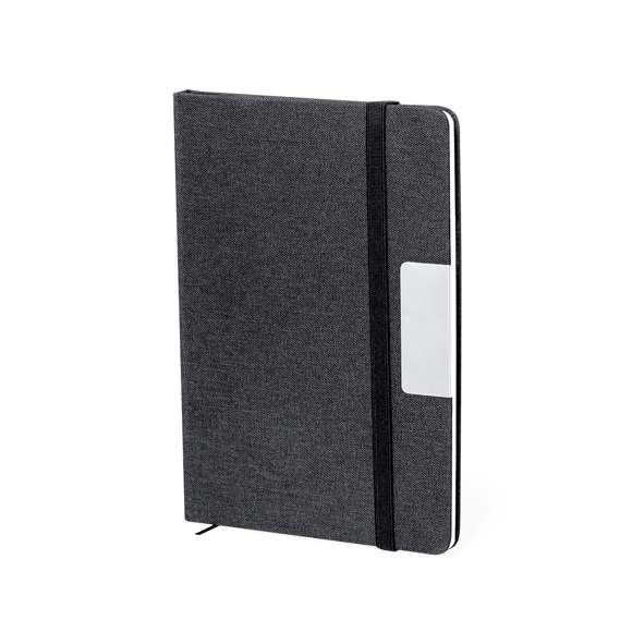 Elegante set premium que incluye: Termo de doble capa en Acero Inox Reciclado de acabado negro mate y de 500 ml de capacidad, con asa rígida de metal color plata mate. Con logotipo acero inox.Bloc de notas en RPET en elegante color negro, con detalle metálico especial para marcaje en láser. Incluye cierre elástico y marcapáginas de tela. Interior con 80 hojas de disposición a una raya. Con logotipo RPET.Bolígrafo en RPET de acabado negro mate, de mecanismo giratorio y tinta azul. Con clip y puntera en pulido metal. Set presentado en estuche individual de acabado mate, con troquelado interior para cada uno de los elementos del set.El material RPET se elabora a partir de plástico reciclado, para así fomentar la reutilización de residuos plásticos y ayudar a la sostenibilidad del planeta.