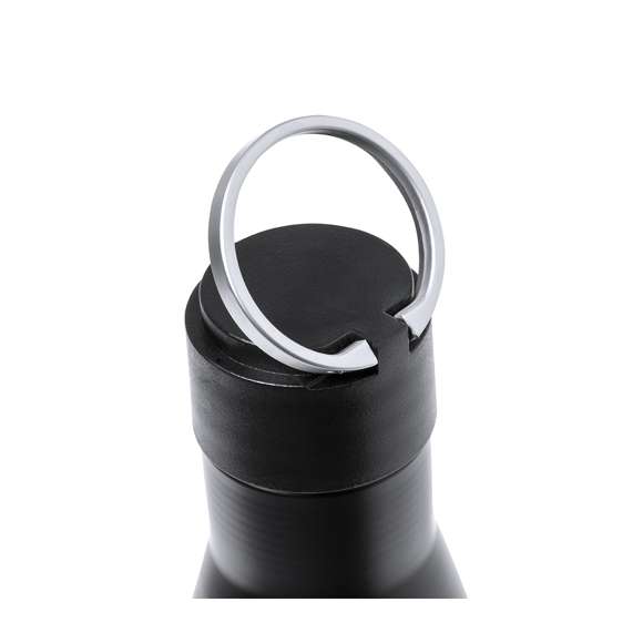 Elegante set premium que incluye: Termo de doble capa en Acero Inox Reciclado de acabado negro mate y de 500 ml de capacidad, con asa rígida de metal color plata mate. Con logotipo acero inox.Bloc de notas en RPET en elegante color negro, con detalle metálico especial para marcaje en láser. Incluye cierre elástico y marcapáginas de tela. Interior con 80 hojas de disposición a una raya. Con logotipo RPET.Bolígrafo en RPET de acabado negro mate, de mecanismo giratorio y tinta azul. Con clip y puntera en pulido metal. Set presentado en estuche individual de acabado mate, con troquelado interior para cada uno de los elementos del set.El material RPET se elabora a partir de plástico reciclado, para así fomentar la reutilización de residuos plásticos y ayudar a la sostenibilidad del planeta.