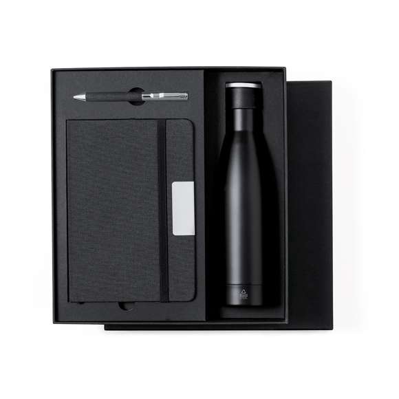 Elegante set premium que incluye: Termo de doble capa en Acero Inox Reciclado de acabado negro mate y de 500 ml de capacidad, con asa rígida de metal color plata mate. Con logotipo acero inox.Bloc de notas en RPET en elegante color negro, con detalle metálico especial para marcaje en láser. Incluye cierre elástico y marcapáginas de tela. Interior con 80 hojas de disposición a una raya. Con logotipo RPET.Bolígrafo en RPET de acabado negro mate, de mecanismo giratorio y tinta azul. Con clip y puntera en pulido metal. Set presentado en estuche individual de acabado mate, con troquelado interior para cada uno de los elementos del set.El material RPET se elabora a partir de plástico reciclado, para así fomentar la reutilización de residuos plásticos y ayudar a la sostenibilidad del planeta.