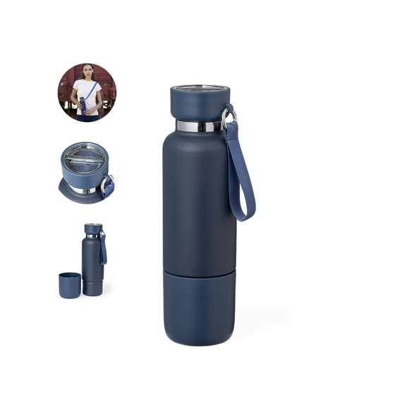 Original bidón térmico fabricado en acero inox de 550 ml de capacidad. Su tapón de rosca asegura un sellado perfecto, incorporando un compartimento con dos cuerdas intercambiables: una elegante pulsera y un versátil lanyard con aro mosquetón para facilitar el transporte. La base alberga un vaso de 300 ml con acoplamiento de rosca del mismo color, fabricado en resistente PP. Disponible en variados colores mate. Presentado en caja individual diseño kraft.