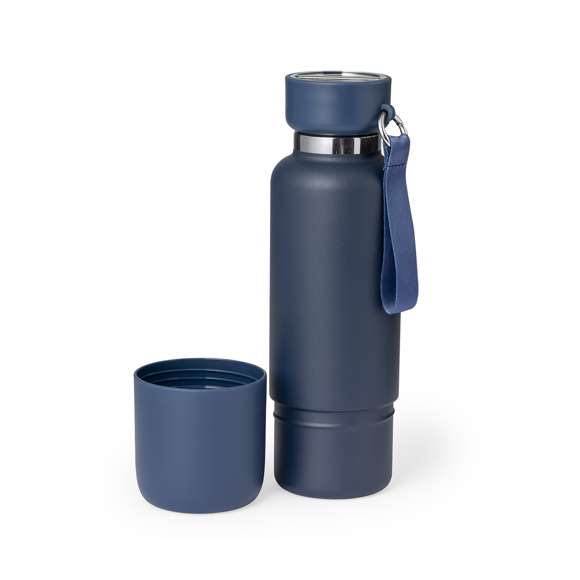 Original bidón térmico fabricado en acero inox de 550 ml de capacidad. Su tapón de rosca asegura un sellado perfecto, incorporando un compartimento con dos cuerdas intercambiables: una elegante pulsera y un versátil lanyard con aro mosquetón para facilitar el transporte. La base alberga un vaso de 300 ml con acoplamiento de rosca del mismo color, fabricado en resistente PP. Disponible en variados colores mate. Presentado en caja individual diseño kraft.