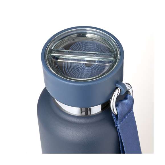 Original bidón térmico fabricado en acero inox de 550 ml de capacidad. Su tapón de rosca asegura un sellado perfecto, incorporando un compartimento con dos cuerdas intercambiables: una elegante pulsera y un versátil lanyard con aro mosquetón para facilitar el transporte. La base alberga un vaso de 300 ml con acoplamiento de rosca del mismo color, fabricado en resistente PP. Disponible en variados colores mate. Presentado en caja individual diseño kraft.