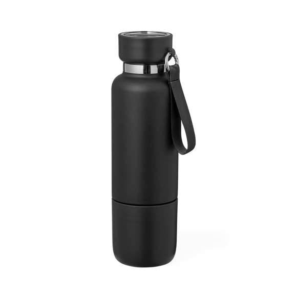 Original bidón térmico fabricado en acero inox de 550 ml de capacidad. Su tapón de rosca asegura un sellado perfecto, incorporando un compartimento con dos cuerdas intercambiables: una elegante pulsera y un versátil lanyard con aro mosquetón para facilitar el transporte. La base alberga un vaso de 300 ml con acoplamiento de rosca del mismo color, fabricado en resistente PP. Disponible en variados colores mate. Presentado en caja individual diseño kraft.