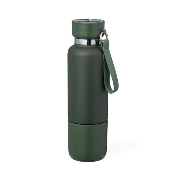 Original bidón térmico fabricado en acero inox de 550 ml de capacidad. Su tapón de rosca asegura un sellado perfecto, incorporando un compartimento con dos cuerdas intercambiables: una elegante pulsera y un versátil lanyard con aro mosquetón para facilitar el transporte. La base alberga un vaso de 300 ml con acoplamiento de rosca del mismo color, fabricado en resistente PP. Disponible en variados colores mate. Presentado en caja individual diseño kraft.